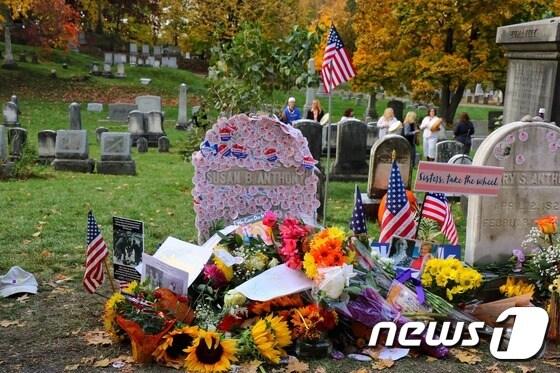 본문 이미지 - 미국 뉴욕 로체스터 마운틴호프 공동묘지에 놓인 여성참정권 운동가 수전 B. 앤서니의 묘지. 대선이 진행중인 8일(현지시간) 유권자들은 '첫 여성 대통령' 당선의 희망 속에 앤서니의 묘지를 찾아 "나는 투표했다"는 스티커를 붙이고 참정권운동의 상징 노란 장미 등을 놓고 갔다. (트위터 @john_kucko) ⓒ News1