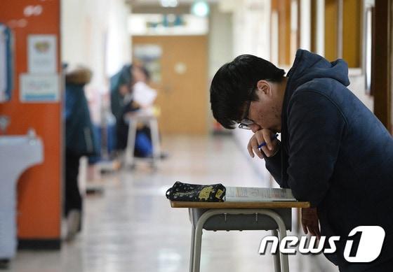 본문 이미지 - 2017학년도 대학수학능력시험을 일주일여 앞둔 9일 오전 경기도 수원시 영통구 효원고등학교에서 학생들이 복도에 나와 자율학습을 하고 있다. 2016.11.9/뉴스1 ⓒ News1 이재명 기자