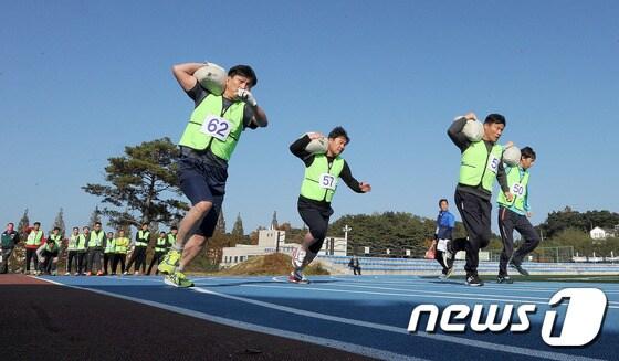 본문 이미지 -  환경미화원 공개 채용 체력검사 모습. 2016.11.9/뉴스1 ⓒ News1 