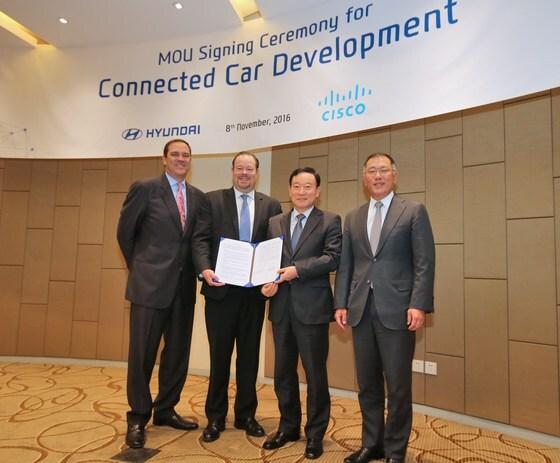 본문 이미지 - 정의선 현대차 부회장(사진 오른쪽)과 시스코 척 로빈스 시스코 CEO가 협업 협의서를 체결한 후 기념촬영을 하고 있다(현대차 제공)/News1