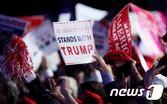 본문 이미지 - 8일(현지시간) 미국 뉴욕 힐튼 미드타운에 모인 도널드 트럼프 지지자들. '조용한 다수'가 트럼프를 지지한다, 미국을 다시 위대하게 만들자는 등의 구호가 보인다. ⓒ AFP=뉴스1