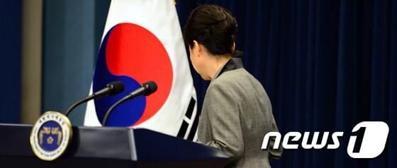 본문 이미지 - 박근혜 대통령이 대국민담화 발표를 마친뒤 돌아서고 있다. ⓒ News1 