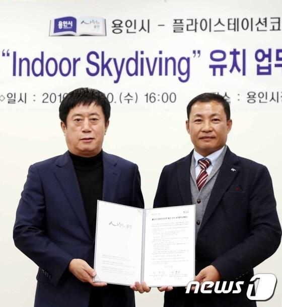 본문 이미지 - 정찬민시장(왼쪽)과 이종도 플레이스테이션코리아 대표이사.(용인시 제공)ⓒ News1