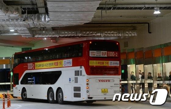 본문 이미지 - 국내 최초 지하 터미널 형식 버스정류장인 '잠실광역환승센터' 개통식이 열린 1일 서울 송파구 송파대로 지하에 조성된 잠실광역환승센터에서 내빈 및 참석자들이 버스 시승체험을 하고 있다.  롯데월드타워와 롯데월드몰 건립에 따른 교통대책의 일환으로 만들어진 잠실광역환승센터는 잠실역 일대 송파대로 지하에 축구장 3개 크기에 달하는 1만 9937m&sup2;의 면적으로 조성돼 오는 3일부터 정식 운영된다. 경기 성남시와 구리시, 남양주시, 가평군 등을 오가는 경기권 광역버스 17개 노선과 출퇴근버스 등이 이곳에서 환승 하거나 정차한다. 2016.12.1 ⓒ News1 오대일 기자