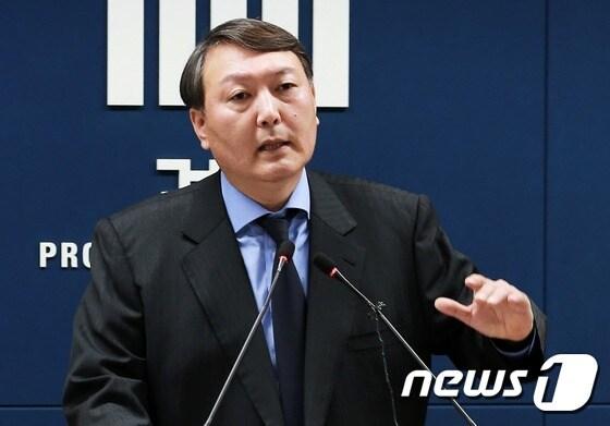 본문 이미지 - ‘박근혜-최순실 게이트’ 수사를 맡게 된 박영수 특별검사가 1일 법무부와 검찰에 윤석열(55·사법연수원 23기) 대전고검 검사를 특검팀 수사팀장으로 파견해달라고 요청했다. 사진은 지난 2012년 중앙지검에서 브리핑하는 윤석열 검사.(뉴스1DB)2016.12.1/뉴스1