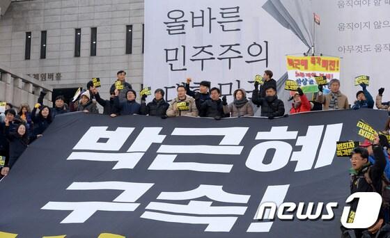 본문 이미지 - 박근혜 대통령에 대한 탄핵소추안이 국회에서 가결된 가운데 10일 서울 세종문화회관 계단에서 민주노총 회원들이 ‘박근혜를 구속해, 한상균을 석방해’ 플래시몹을 선보이고 있다. 2016.12.10/뉴스1 ⓒ News1 황기선 기자