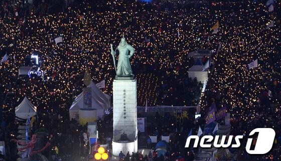 본문 이미지 - 박근혜 대통령 탄핵소추안이 가결되고 첫 주말 촛불집회가 열린 10일 광화문 광장에 모인 시민들이 촛불을 밝히고 '박근혜 대통령 즉각 퇴진' 구호를 외치며 청와대로 행진하고 있다. 2016.12.10/뉴스1 ⓒ News1 사진공동취재단