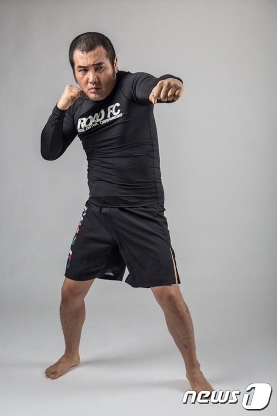 본문 이미지 - 배우 김보성(50)이 종합격투기 데뷔전에서 아쉬운 패배를 당했다. ⓒ News1