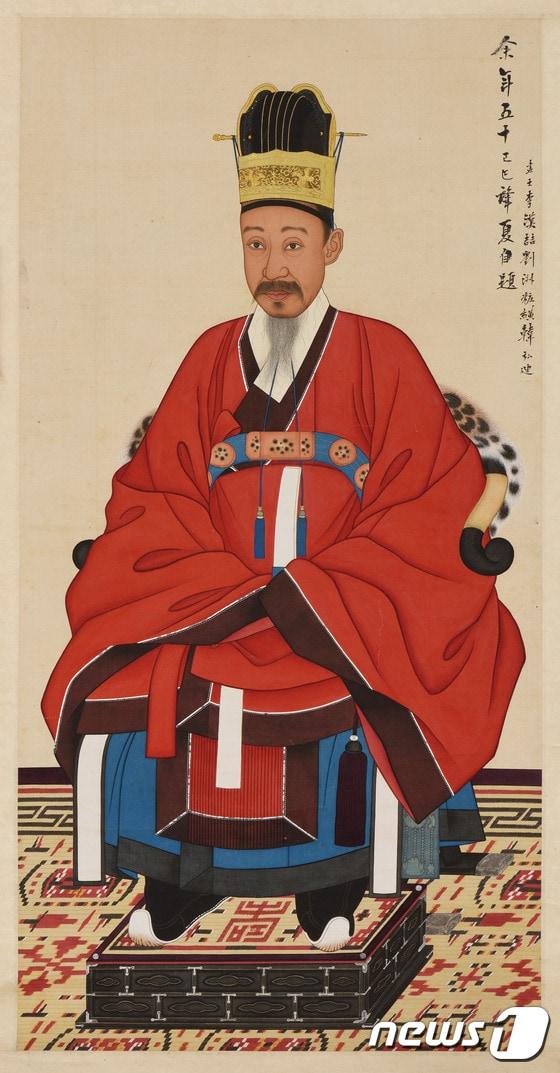 본문 이미지 - 흥선대원군 초상(興宣大院君 肖像), 1869년, 서울역사박물관, 보물 제1499호. ‘격식’과 ‘위엄’을 상징하는 붉은색 적초의를 갖추어 입고 금관을 쓴  흥선대원군(李昰應, 1820-1898)의 전신 좌상(全身坐像)이다.이하 민속박물관 제공 ⓒ News1