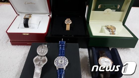 본문 이미지 - 고액체납자의 고급아파트를 수색해 압류한 명품시계.(국세청 제공)/뉴스1ⓒ News1