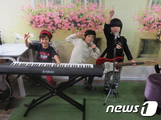 본문 이미지 - '강아지는 내친구'라는 싱글앨범을 낸 어린이 록밴드 '키즈걸(kids girl)'. 멤버 모두 넘치는 끼로 음악뿐 아니라 연기와 모델 분야 등에서 맹활약중이다. 사진은 왼쪽부터 보컬·키보드 최시온(5), 보컬 이태건(8), 기타 김테루(7)군.ⓒ News1