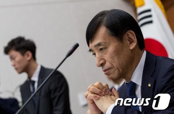 본문 이미지 - 이주열 한국은행 총재가 15일 오전 서울 중구 남대문로 한국은행 본점에서 열린 금융통화위원회 회의에서 생각에 잠겨있다. 2016.12.15/뉴스1 ⓒ News1 박세연 기자