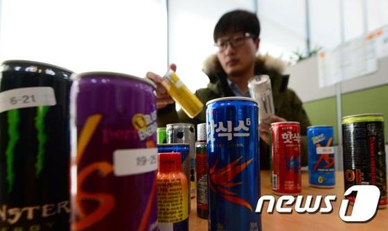 본문 이미지 - 한국소비자원이 에너지음료의 비교정보 브리핑을 하고 있다.  뉴스1 ⓒ News1 장수영 기자