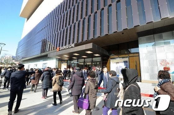 본문 이미지 - 지난해 12월15일 대구 동구 신천동에 문을 연 동대구역복합환승센터. 대구신세계가 지은 지상 9층, 지하 7층의 이 건물에는 백화점과 KTX, 고속.시외버스터미널이 들어서 있다. 2016.12.15/뉴스1 ⓒ News1 이종현 기자