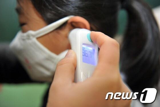 본문 이미지 - 고막체온계로 체온을 측정하는 학생 모습. ./뉴스1 ⓒ News1 DB