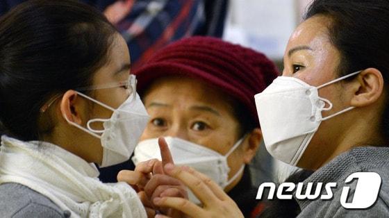 본문 이미지 - 독감 유행주의보가 내려진 지 1주일만에 독감 환자가 2.6배 증가하는 등 독감이 2010년 이후 가장 빠르게 유행하고 있다. 2016.12.16/뉴스1 ⓒ News1 김명섭 기자