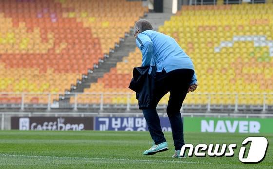 본문 이미지 - 울리 슈틸리케 대표팀 감독은 한국 경기장의 질 떨어지는 잔디 상태를 지속적으로 지적하고 있다. ⓒ News1