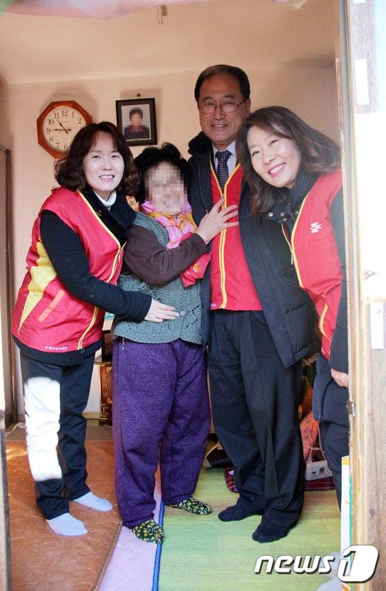 본문 이미지 - 16일 경북지방우정청 우정사회봉사단원들이 대구 동구 홀몸노인 가정을 방문해 온열매트를 설치하고 어르신들과 담소를 나눴다. /사진제공=경북지방우정청ⓒ News1