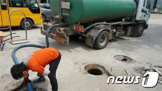 본문 이미지 - 한 업체가 진안군 공공하수 미처리구역에서 개인정화조 청소를 실시하고 있다.(진안군제공)2016.12.16/뉴스1ⓒ News1