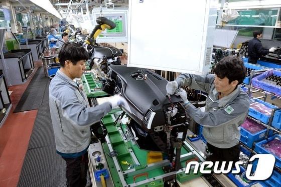 본문 이미지 - 현대모비스 아산공장 운전석 모듈 생산라인ⓒ News1