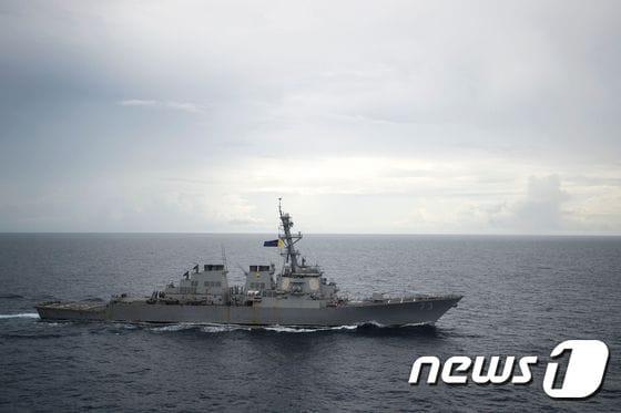 본문 이미지 - 남중국해서 항해하는 미 구축함 디케이터(Decatur)호. 기사 내용과 무관. ⓒ AFP=뉴스1