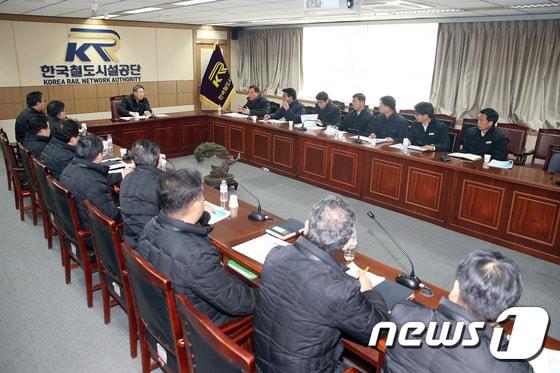 본문 이미지 - 강영일 이사장이 지난 17일 철도공단 영남본부에서 동해남부선 공정점검회의를 주재하고 있다. (한국철도시설공단 제공) ⓒ News1