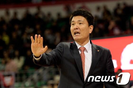본문 이미지 - 김영만 전 감독. 2016.12.18/뉴스1 ⓒ News1 안은나 기자