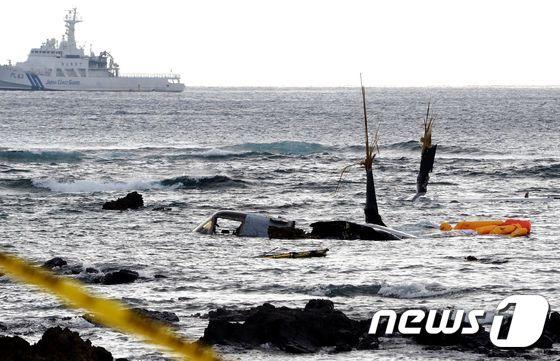 본문 이미지 - 14일 일본 오키나와 나고 해상에 떠 있는 주일미 해병 수직이착륙기 오스프리 잔해들.·ⓒ AFP=뉴스1