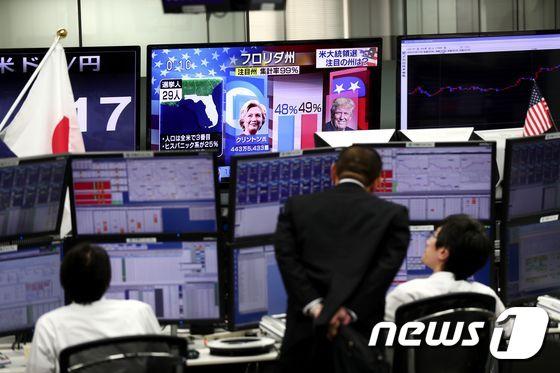 본문 이미지 - 일본 도쿄의 한 외환거래소. ⓒ AFP=뉴스1