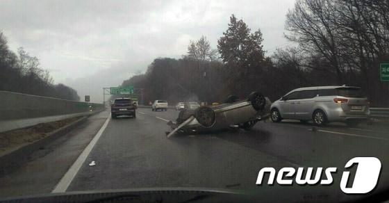 본문 이미지 - 19일 오전 8시50분께 대전 서구 관저동 대전남부순환고속도로 상행선 서대전 IC 인근에서 조모씨(54)가 운전하는 벤츠 승용차가 빗길에 미끄러져 중앙분리대를 들이받고 전복됐다.(독자 제공)2016.12.19./뉴스1 ⓒ News1 박효익 기자