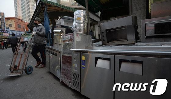 본문 이미지 - 장기화된 경기침체로 폐업하는 자영업자들이 늘어나고 있는 가운데 19일 오후 서울 황학동 주방거리의 한 중고매장에 쓰다가 내다 판 업소용 기구들이 쌓여있다. . 2016.12.19/뉴스1 ⓒ News1 구윤성 기자