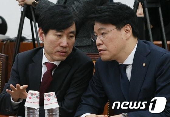 본문 이미지 - 2016년 12월 19일 당시 새누리당 하태경, 장제원 의원이 서울 여의도 국회에서 이완영, 이만희 의원의 청문회 위증 교사 의혹 관련해 열린 박근혜 정부의 최순실 등 민간인에 의한 국정농단 의혹사건 진상규명을 위한 국정조사 특별위원회 전체회의에서 대화하고 있다. ⓒ News1 DB