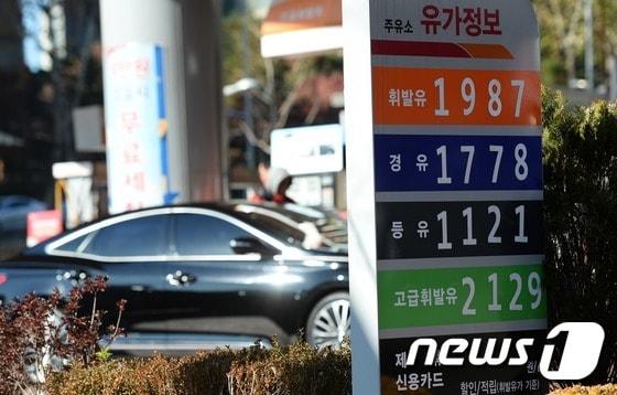 본문 이미지 - 석유수출국기구&#40;OPEC&#41;의 원유 생산량 감산 합의로 국제유가가 급등하는 가운데 2일 서울의 한 주유소에서 휘발유가 리터당 1987원에 판매되고 있다. 2016.12.2/뉴스1 ⓒ News1 오대일 기자