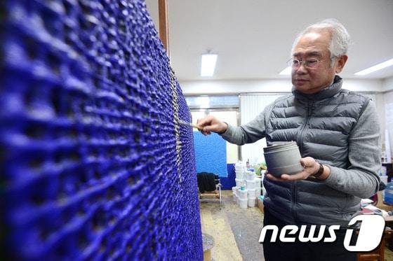 본문 이미지 - '포스트 단색화가'로 주목 받고 있는 김태호 화백이 2일 서울 목동 작업실에서 뉴스1과 인터뷰를 하고 있다.2016.12.2/뉴스1 ⓒ News1 이광호 기자