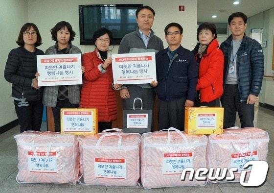 본문 이미지 - 서대구우체국 직원들이 혼자 사는 노인들에게 소원물품 보내기 운동을 벌이고 있다. /사진제공=대구 서구ⓒ News1