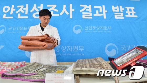 본문 이미지 - 2015 안전성 조사결과를 발표하는 산업통상자원부 국가기술표준원. /뉴스1DB