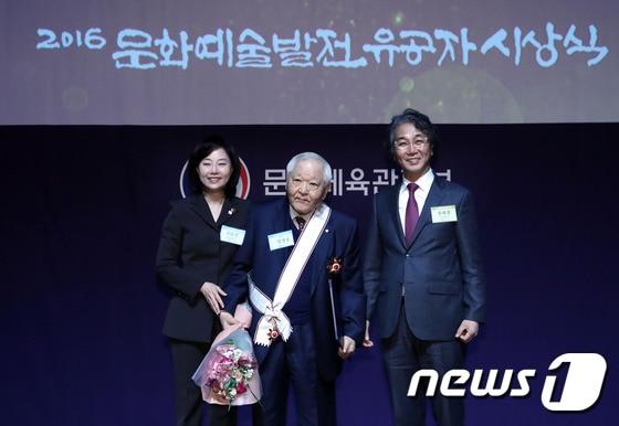 본문 이미지 - 고 임영웅 대표(가운데)/뉴스1