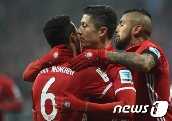 본문 이미지 - 바이에른 뮌헨의 공격수 로베르트 레반도프스키(가운데)가 22일(한국시간) 독일 뮌헨의 알리안츠 아레나에서 열린 RB 라이프치히와의 2016-17 독일 분데스리가 16라운드에서 득점 후 동료들에게 축하를 받고 있다. ⓒ AFP=News1