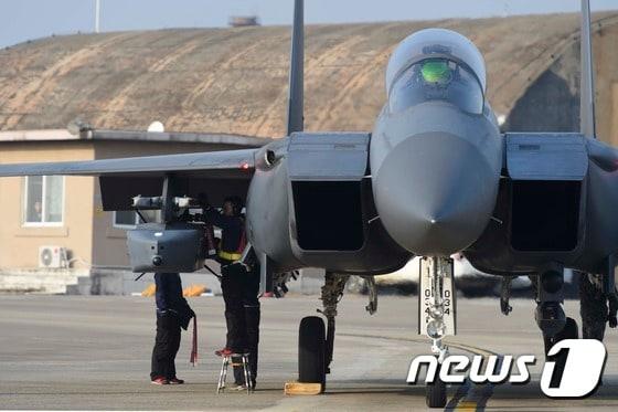 본문 이미지 - 공군 제11전투비행단에서 정비요원들이 F-15K 전투기에 장착된 장거리 공대지 유도미사일 타우러스(TAURUS)를 점검하는 모습. (공군 제공) ⓒ 뉴스1