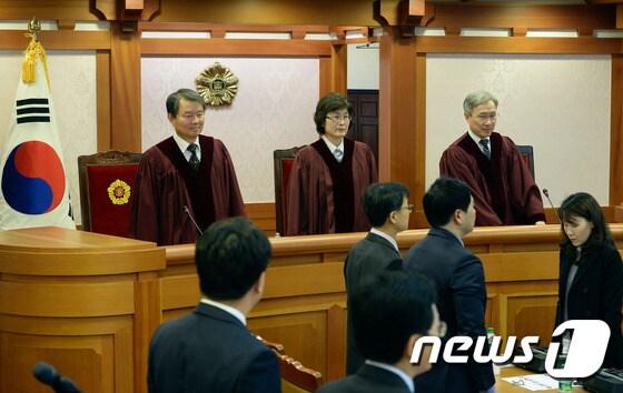 본문 이미지 - 박근혜 대통령 탄핵심판 사건 수명재판관인 이진성(왼쪽부터), 이정미, 강일원 헌법재판관이 22일 오후 서울 종로구 재동 헌법재판소 소심판정에서 열린 제1회 준비절차기일에서 자리에 앉고 있다. 2016.12.22/뉴스1 ⓒ News1 유승관 기자