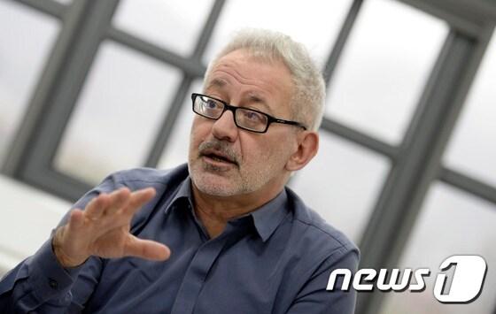 본문 이미지 - 바르토메우 마리 국립현대미술관 관장이 22일 서울 종로구 국립현대미술관에서 뉴스1과 인터뷰를 하고 있다. 2016.12.22/뉴스1 ⓒ News1 안은나 기자