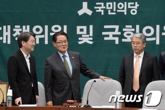 본문 이미지 - 박지원 원내대표와 안철수 국민의당 전 대표가 23일 오전 서울 여의도 국회에서 열린 '제17차 비상대책위원-국회의원 연석회의'에 참석해 대화를 나누고 있다. 2016.12.23/뉴스1 ⓒ News1 민경석 기자