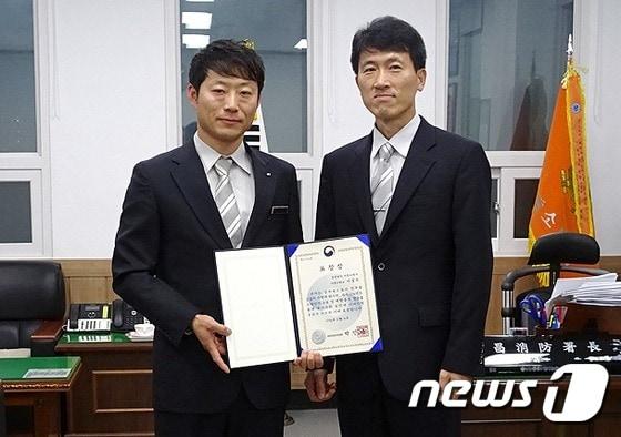 본문 이미지 - 경남 거창소방서 이정수 소방교는 지난 22일 소방안전교육 및 예방홍보 활동에 기여한 공적을 인정받아 국민안전처 장관상’을 수상했다(거창소방서 제공) ⓒ News1 이철우 기자