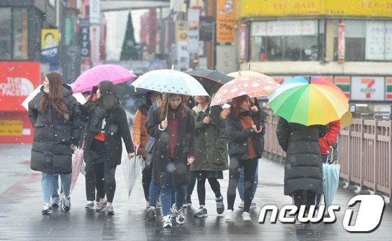 본문 이미지 - 2일 대전·충남은 오전부터 저녁 사이 일부 지역에 눈이 내릴 것으로 예보됐다. 대전 동구 한 거리에서 시민들이 우산을 쓴 채 걷고 있다. /뉴스1 ⓒ News1