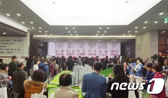 본문 이미지 - 사당 롯데캐슬 골든포레 모델하우스에 몰린 내방객들ⓒ News1