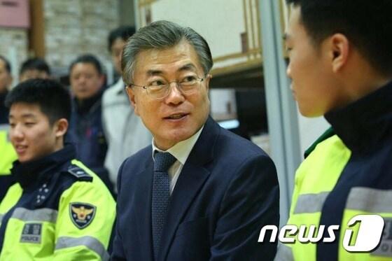 본문 이미지 - 문재인 전 더불어민주당 대표가 지난해 12월24일 오전 서울 영등포경찰서를 방문해 평화적인 촛불집회에 일조한 의경들을 격려하고 있다. (문재인 전 대표 측 제공) 2016.12.24/뉴스1