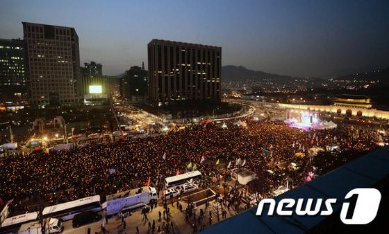 본문 이미지 - 크리스마스 이브인 지난 24일 오후 서울 광화문광장에서 박근혜 탄핵 촉구 9차 주말 촛불집회를 찾은 시민들이 박근혜 퇴진을 촉구하는 촛불을 밝히고 있다. 2016.12.24/뉴스1 ⓒ News1 최현규 기자