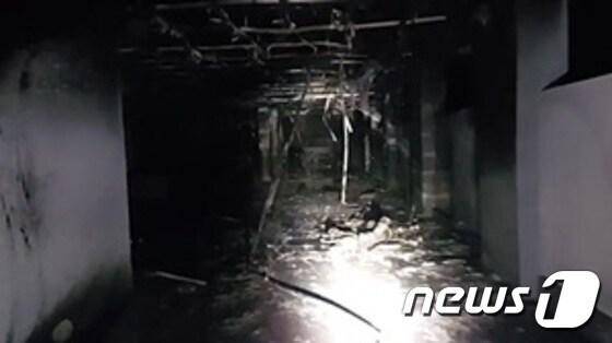 본문 이미지 - 26일 오전 경남 거제시 장평동 A모텔 주차장에서 화재가 발생, 투숙객 18명이 긴급 대피했다.(경남소방본부 제공)ⓒ News1