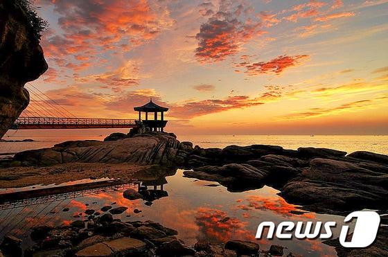 본문 이미지 - 속초 8경 중 하나인 영금정 해돋이 정자. (뉴스1DB)