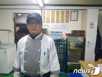 본문 이미지 - 서울대 생활협동조합 직원 정순석씨. 그는 2014년부터 솔밭식당을 운영해왔다. ⓒ News1